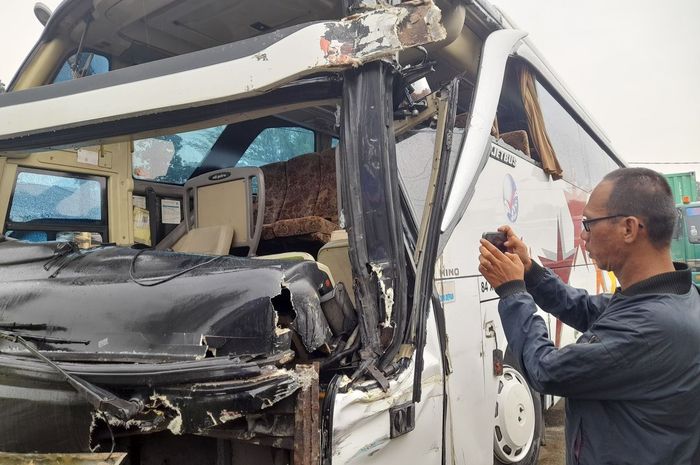 Kondisi bus pasca dimaling tukang cuci mobil lalu mengalami tabrakan beruntun di kawasan Industri MM2100, Cikarang Barat, kabupaten Bekasi