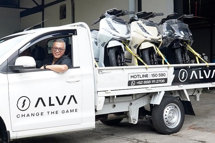 Chief Executive Officer ALVA, Purbaja Pantja turun tangan langsung mengantar dan menyerahkan langsung ALVA N3 ke rumah konsumen