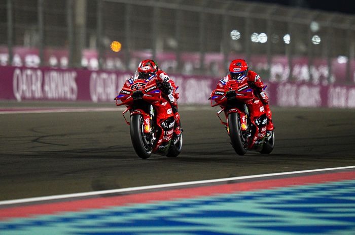 Dua pembalap Ducati Lenovo, Francesco Bagnaia dan Marc Marquez beradu kecepatan dalam balapan MotoGP Qatar 2025