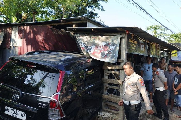 Toyota Avanza tabrak warung dan calon pembeli di jalan lingkar luar Jalur 40 Dekat, Sikumana, Maulafa, kota Kupang, NTT