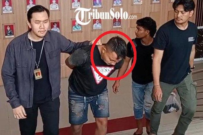 Dalam lingkaran merah, pelaku inisial AF alias Jambul (28) pelaku penipuan dan pencurian Toyota Avanza milik seorang janda dengan modus kencan di Solo, Jawa Tengah