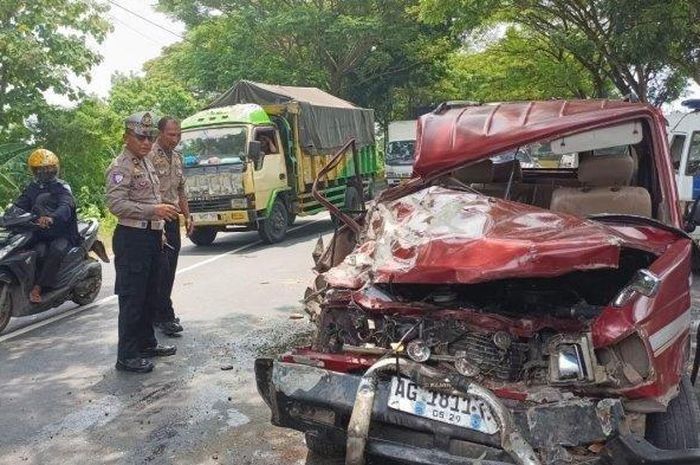 Toyota Kijang babak belur usai terjang truk dari arah berlawanan di Tuban