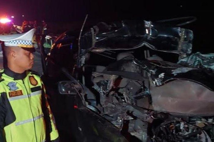 Toyota Avanza terkoyak wajah depan usai beradu dengan truk. Sebanyak 3 orang tewas