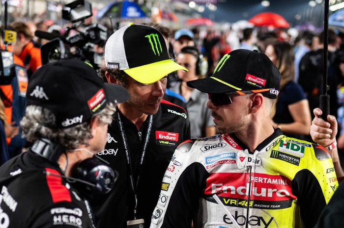 Ada logo yang absen di kaos seragam Pertamina Enduro VR46 Racing Team yang dipakai Valentino Rossi