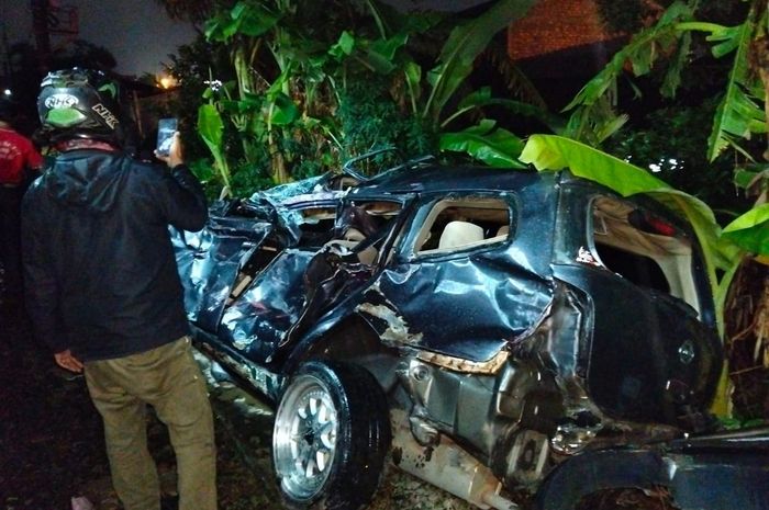 Bodi Nissan Livina satu ini sudah tak karuan lagi di pinggir rel. Awalnya selip alias kepeleset berakhir dengan keseret