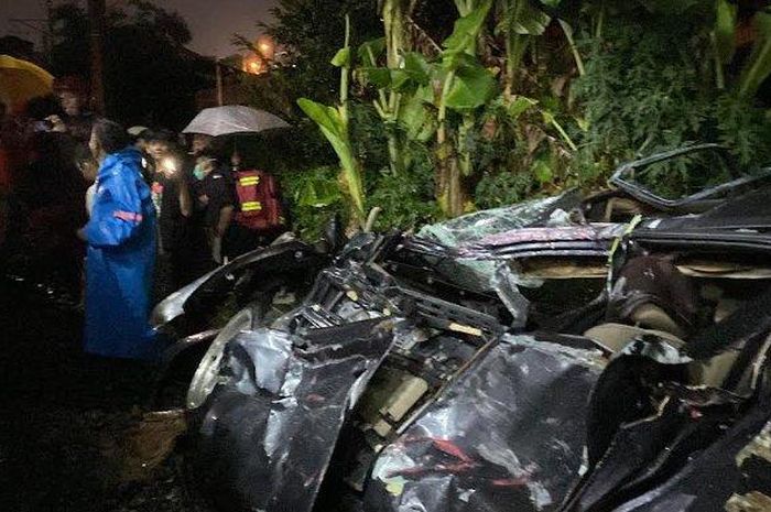 Kondisi Nissan Livina yang dihantam KRL Commuter Line di Bogor