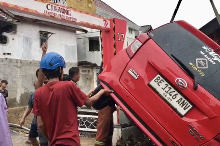 Daihatsu Sigra yang terseret arus banjir bandang di Panjang Utara, Panjang, Bandar Lampung, Lampung