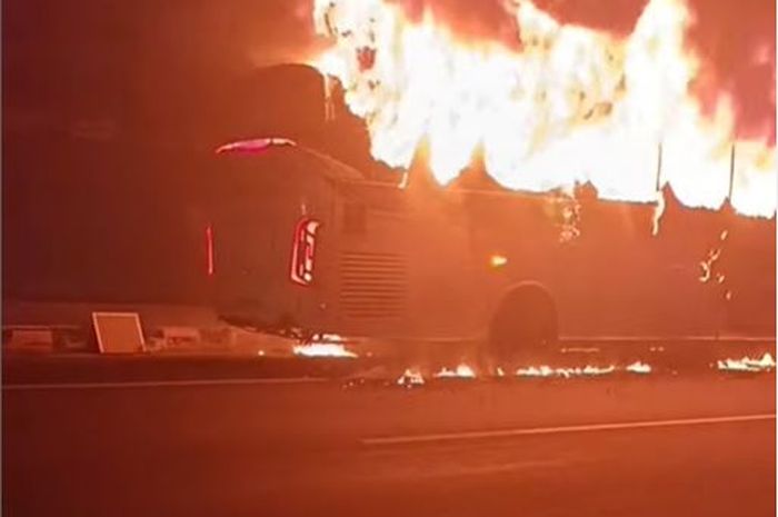 Bus PO Sinar Jaya dengan sasis Hino dan berbodi Legacy SR3 terbakar habis di KM 77 tol Cipali arah Jakarta, (17/4/25)