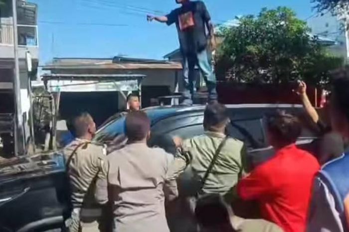Pendemo menginjak-injak Toyota Fortuner dinas Wakil Bupati Bima, Irfan di depan kampus STKIP Taman Siswa Bima, (21/4/25)