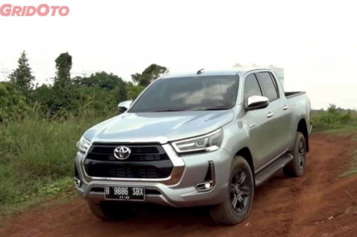 harga mobil baru Toyota Hilux per April 2025, pas buat yang sedang cari double cabin andal