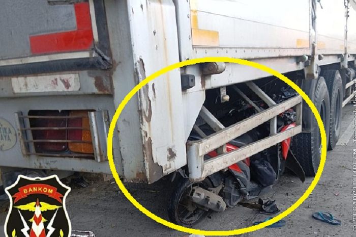 Honda Vario 125 yang dikendarai mahasiswa asal Pekalongan, Jawa Tengah menghantam truk tronton parkir hingga menancap di sela ban belakang kanan di Jl Walisongo, kota Semarrang, Jateng