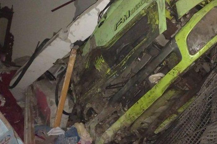 Truk tangki tabrak rumah dini hari di Padang , dua korban jiwa masih kecil-kecil 