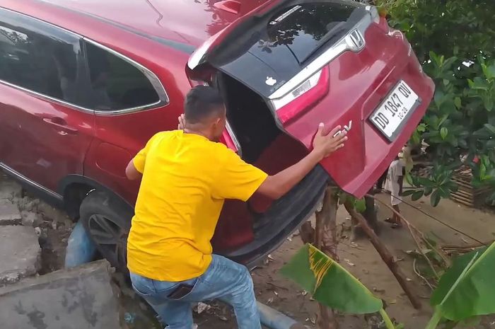 Honda CR-V nyaris terjun ke sungai tapi terhalang pipa PDAM di Jalan Trans Sulbar, Kecamatan Matakali, Kabupaten Polewali Mandar, Sulawesi Barat