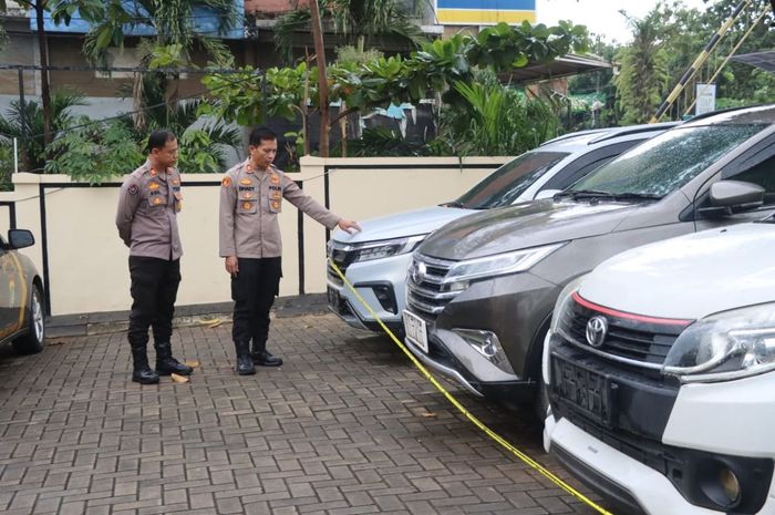 Barang bukti dua Honda BR-V dan dua Daihatsu Terios milik rental yang digadaikan ibu rumah tangga bernama Ermi Reffiani (44) sudah diamankan di Polsek Cisauk