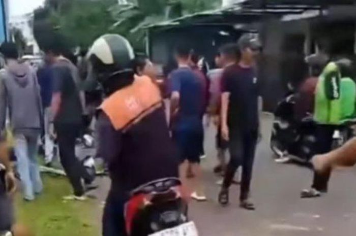 Maling motor diduga bersenpi diserbu warga, satu berhasil kabur dan lainnya minta ampun