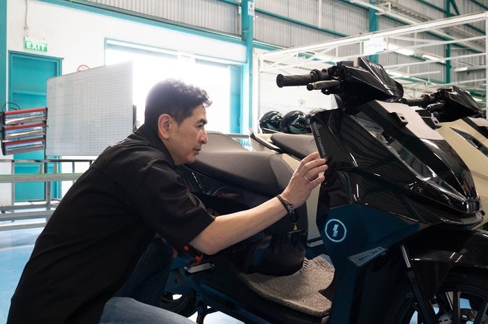 Direktur Utama PT Indika Energy Tbk, Arsjad Rasjid saat mengelus-elus ALVA N3 dalam kunjungannya ke pabrik perakitan motor listrik ALVA di Cikarang, Bekasi, Jawa Barat