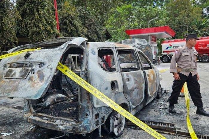 Toyota Avanza ludes terbakar saat sedang antre BBM di SPBU. Polisi sita barang ini dari dalam kabin