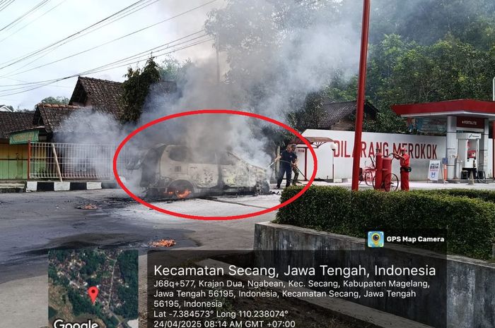 Toyota Avanza terbakar di depan pintu masuk SPBU wilayah Ngabean, Secang, kabupaten Magelang, Jawa Tengah, (24/4/25).