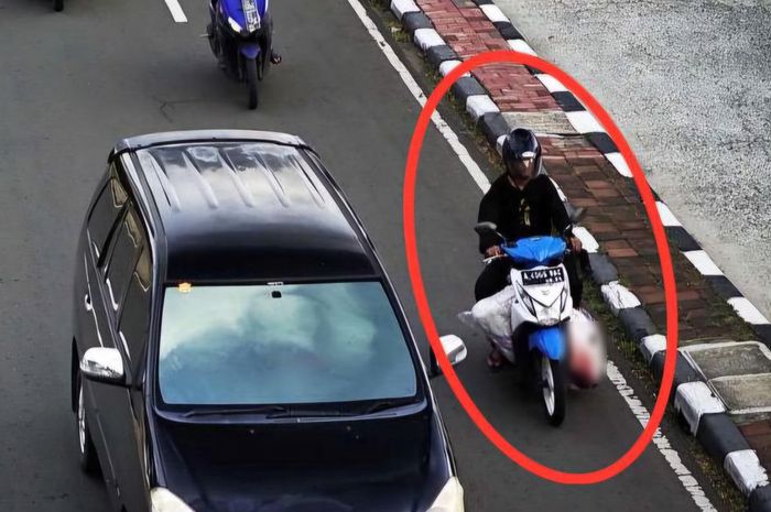Rekaman CCTV merekam pelaku pembunuhan inisial N alias R melintas menggunakan Honda BeAT yang membawa jasad Al-Bashar di dalam karung