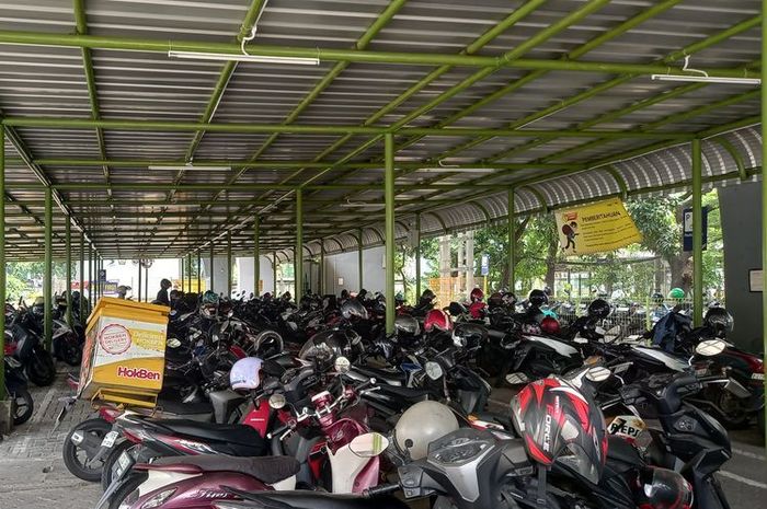 Kondisi parkiran motor stasiun Gambir, Jakarta Pusat