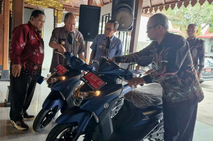Penyerahan simbolis Yamaha GeAR 125 ke 70 Kades seluruh Banyumas oleh Bupati Banyumas, Sadewo Tri Lastiono (kedua dari kiri)