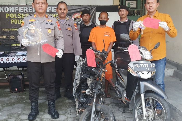 Polsek Gamping menangkap SK (berbaju tahanan oranye) usai membakar dua motor akibat spot mancingnya diusik pemuda di Sungai Bedog