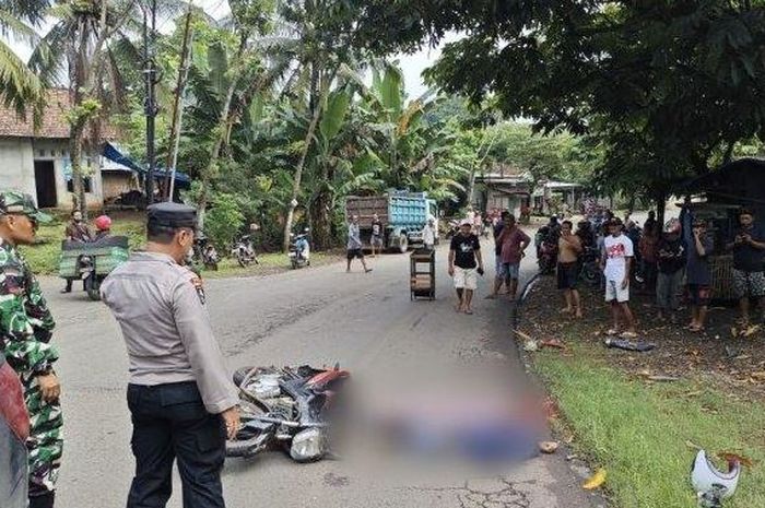Petugas kepolisian hendak mengevakuasi jasad Eko Sugiarto, pengendara Yamaha V-Ixion yang tewas setelah mengalami kecelakaan lalu lintas di Jalan Lingkar Tayu, turut Desa Sendangrejo, Kecamatan Tayu, Kabupaten Pati