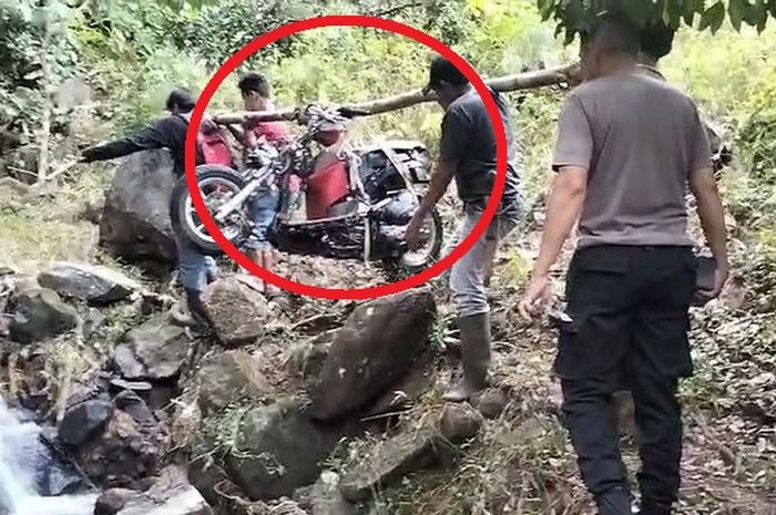 Dalam lingkaran merah, Honda Scoopy kondisi bugil tanpa body digotong Polisi dan warga lewati sungai kecil dan buki terjal usai pengendaranya terseret arus deras sungai saat menuju kebun di Garungga, desa Bukit Harapan, Bua, Luwu, Sulawesi Selatan