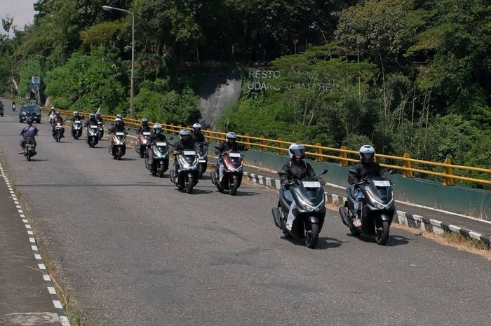 Touring naik Honda PCX 160 RoadSyncke kawasan Borobudur