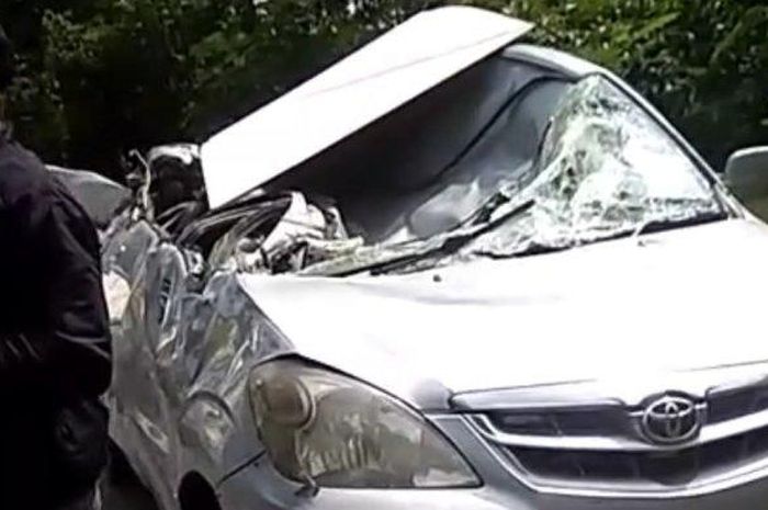 Toyota Avanza atap amblas dgebrak triplek muatan truk usai senggolan, begini kondisi 7 penumpang di kabin