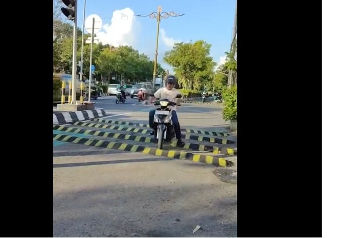 Polisi tidur di Klaten viral karena terlalu tinggi dan banyak