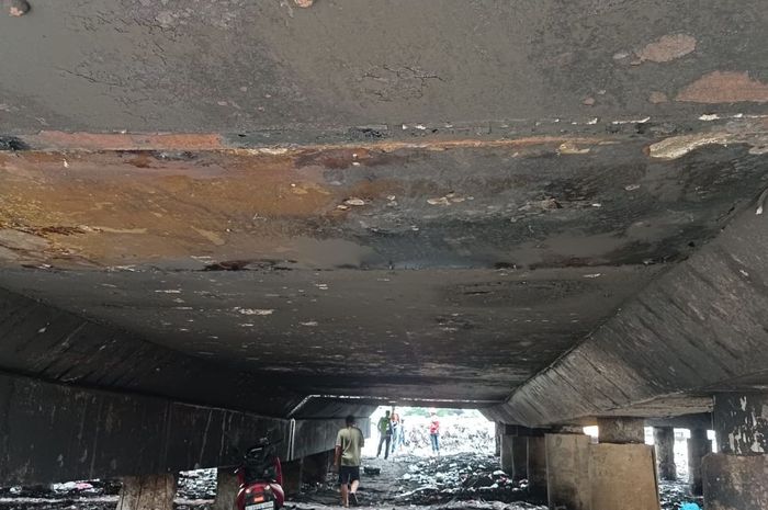 Pelat besi kolong tol dekat JIS dicuri