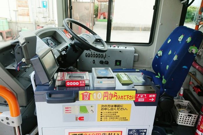 Ruang kemudi atau cockpit pengemudi bus di Jepang