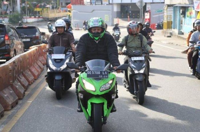 Wali Kota Ambon, Bodewin Wattimena menaiki Kawasaki Ninja 250 Fi hijau saat berangkat ke kantor pada hari Jumat, (11/4/25) lalu