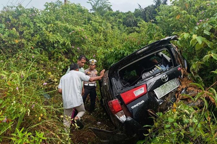 Toyota Kijang Innova Reborn yang ditumpangi Kepala Kejaksaan Negeri Aceh Jaya, Mohammad Anggidigdo alami kecelakaan tunggal di Desa Curak Mong, Kecamatan Sampoinet, Kabupaten Aceh Jaya