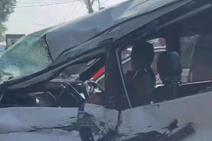 Toyota Avanza isi 4 orang ringsek usai dihantam truk saat putar balik. Terungkap seisi kabin dikejar-kejar polisi
