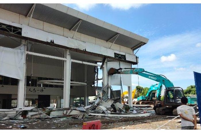 Proses eksekusi lahan dan bangunan dealer Mazda di Jl AP Pettarani, Rappocini, kota Makassar, Sulawesi Selatan