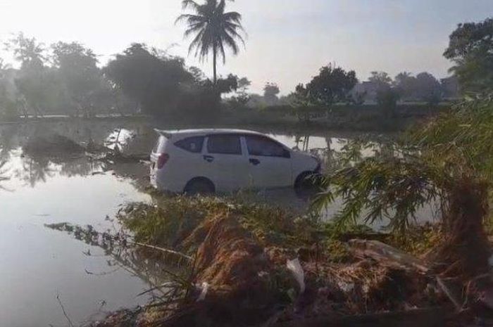 Daihatsu Sigra pindah parkir ke tengah sawah. Bermula ada yang memasuki rumah malam hari
