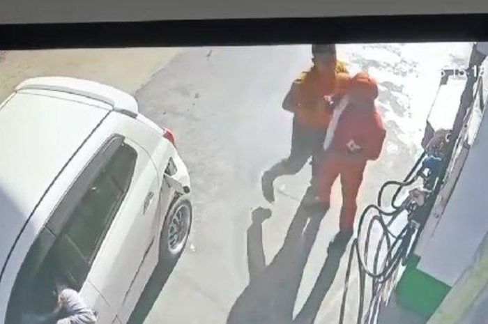 Petugas SPBU dijotos pengemudi mobil perkara kartu barcode tak sesuai pelat nomor