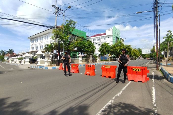 Jalan depan Mapolres Pacitan, Jawa Timur ditutup usai terjadi pengancaman oleh dua orang bawa senjata tajam di kantor Satlantas Polres Pacitan
