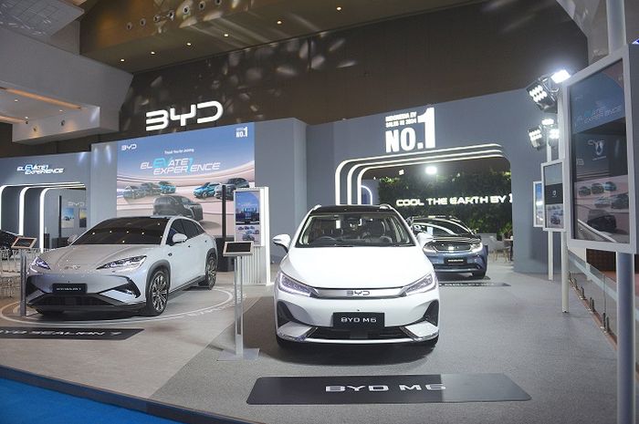 Booth BYD dan Denza di PEVS 2025