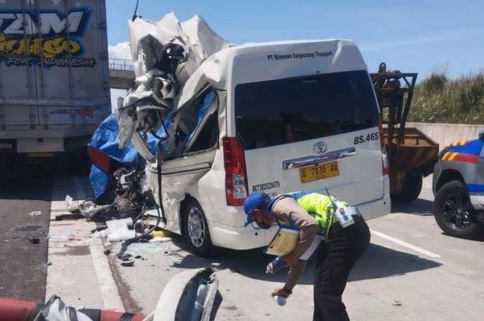 Toyota HiAce ringsek usai tabrak truk boks di Tol Cisumdawu. Renggut 3 nyawa sekaligus