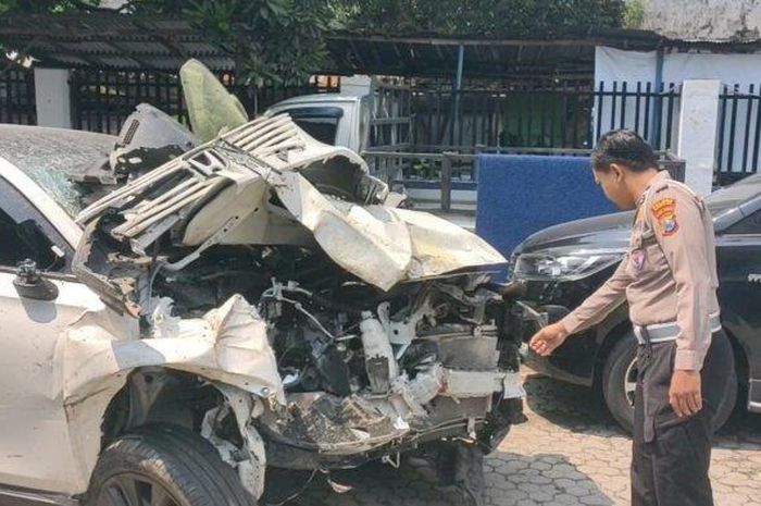 Honda HR-V tabrak pemotor dan toko hingga renggut 1 nyawa