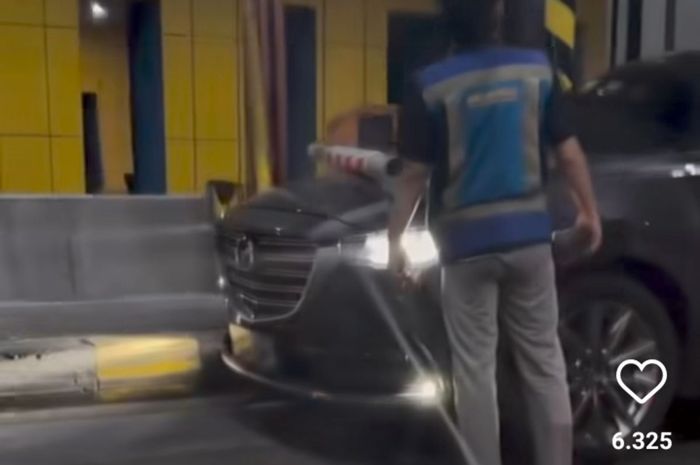 Mazda CX-9 terobos palang pintu tol Gayamsari, Semarang tanpa bayar