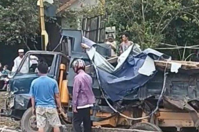 Kondisi dump truck usai tertabrak KA Ijen Ekspres di JPL 9 Stasiun Kalisat Daop 9 Jember, Jawa Timur, Rabu (30/4/2025)