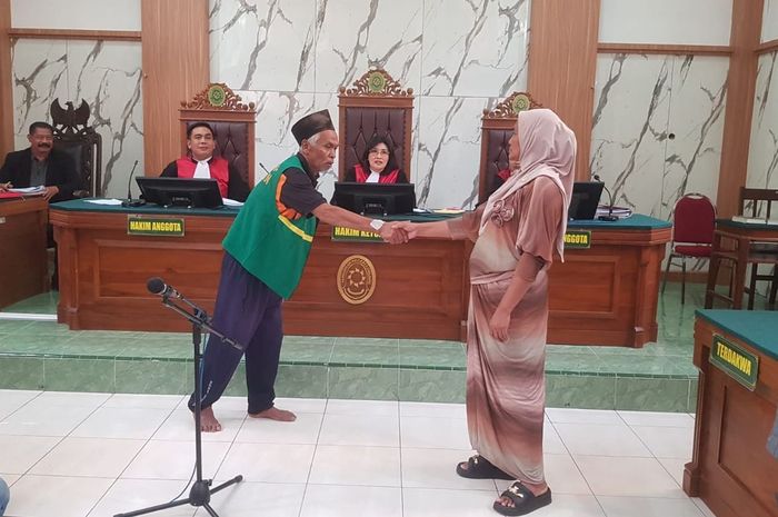 Keponakan dan paman saat sidang di pengadilan negeri Lumajang karena kasus bensin 1 liter