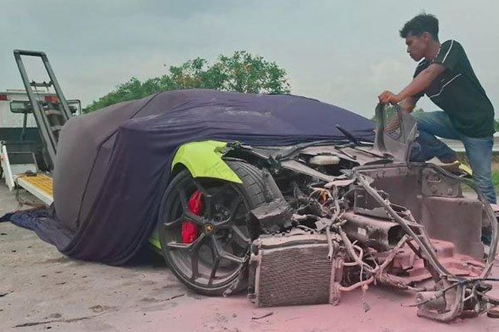 Kondisi Lamborghini yang menghantam Suzuki Ignis di Tol Jombang