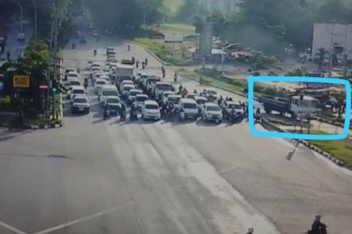 Detik-detik truk tabrak beberapa pemotor di persimpangan Triban Batam karena rem blong
