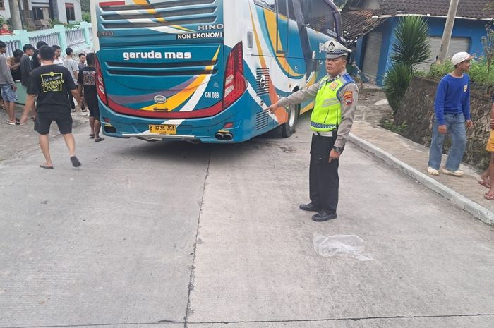 Bus PO Garuda Mas tabrak Honda CR-V dan Yamaha Jupiter serta rumah warga di jalan raya Suruh-Karanggede, dusun Kalisat, desa Medayu, Suruh, kabupaten Semarang