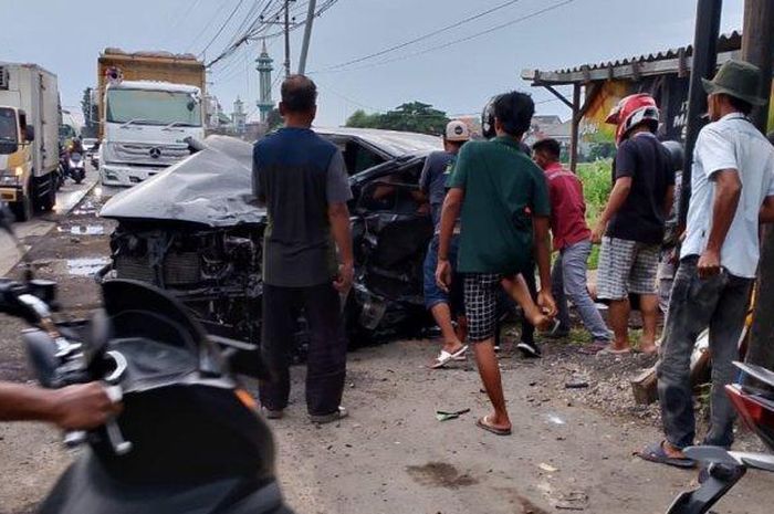 Kijang Innova isi 4 orang pontang-panting di Gresik usai gagal nyalip truk di depannya